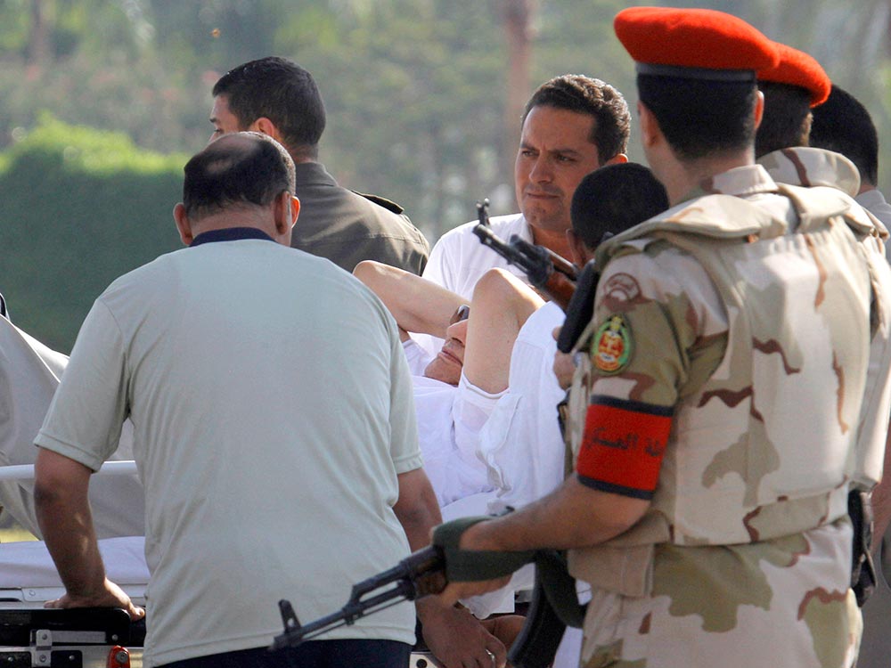 Mubarak sale de prisión, es trasladado a hospital militar