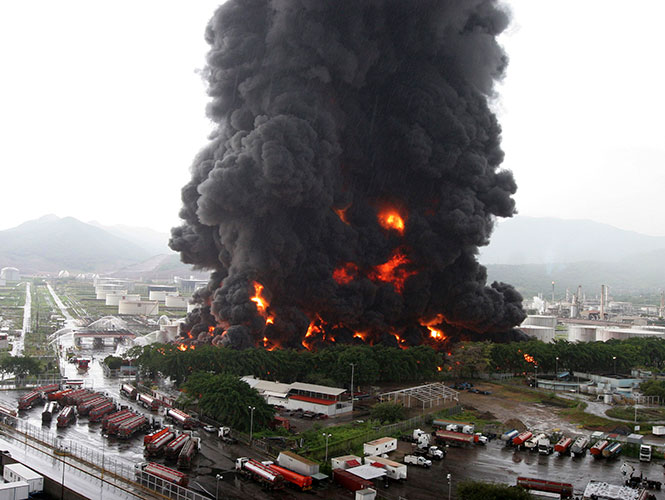 Rayo provoca incendio en petrolera de Venezuela