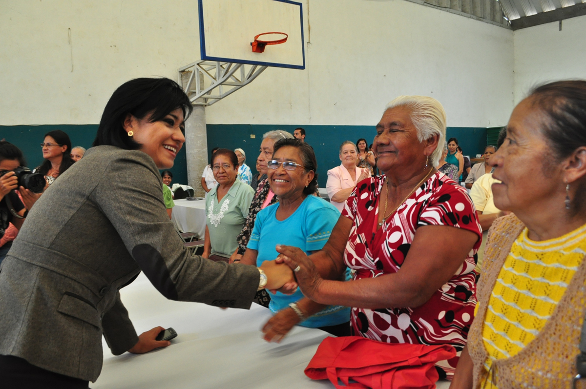 Hoy, 28 de agosto, se conmemora el Día del Abuelo; el Ayuntamiento de Xalapa entregó cheques de mil pesos a 300 adultos mayores