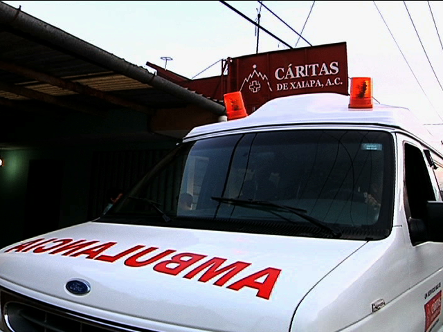 Ángeles de amor” entrega ambulancia a Cáritas Xalapa