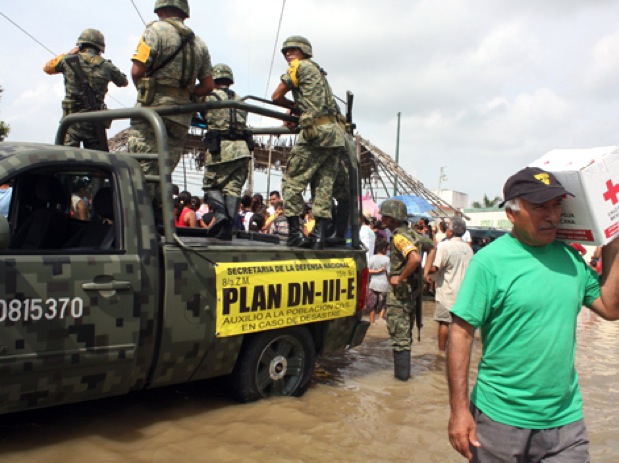 Ejército Mexicano distribuye despensas provenientes de Houston a damnificados de Chiconquiaco