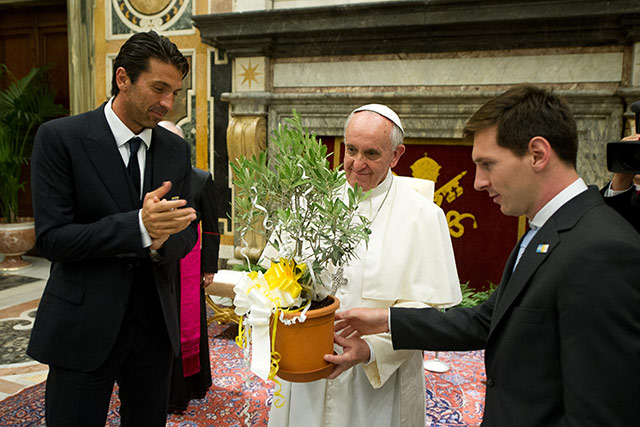El papa Francisco recibe a Messi y compañía
