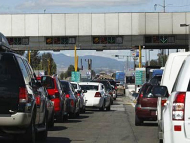Maestros en 40 autobuses se dirigen a la Cámara de Diputados