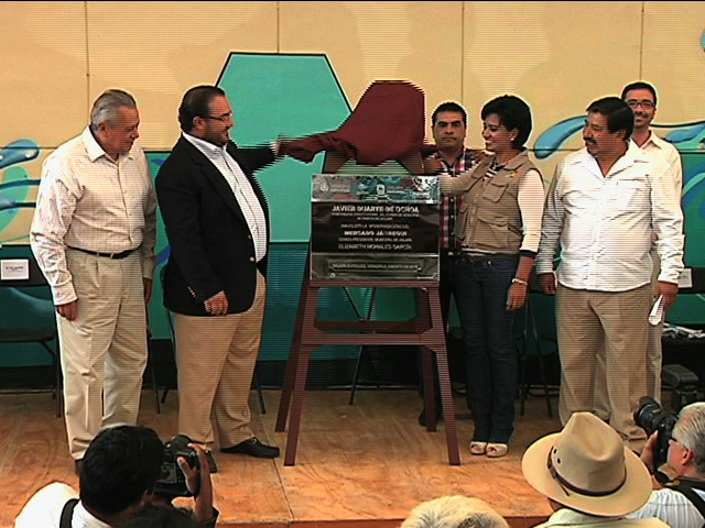 Inaugura el Gobernador la rehabilitación del mercado Jáuregui