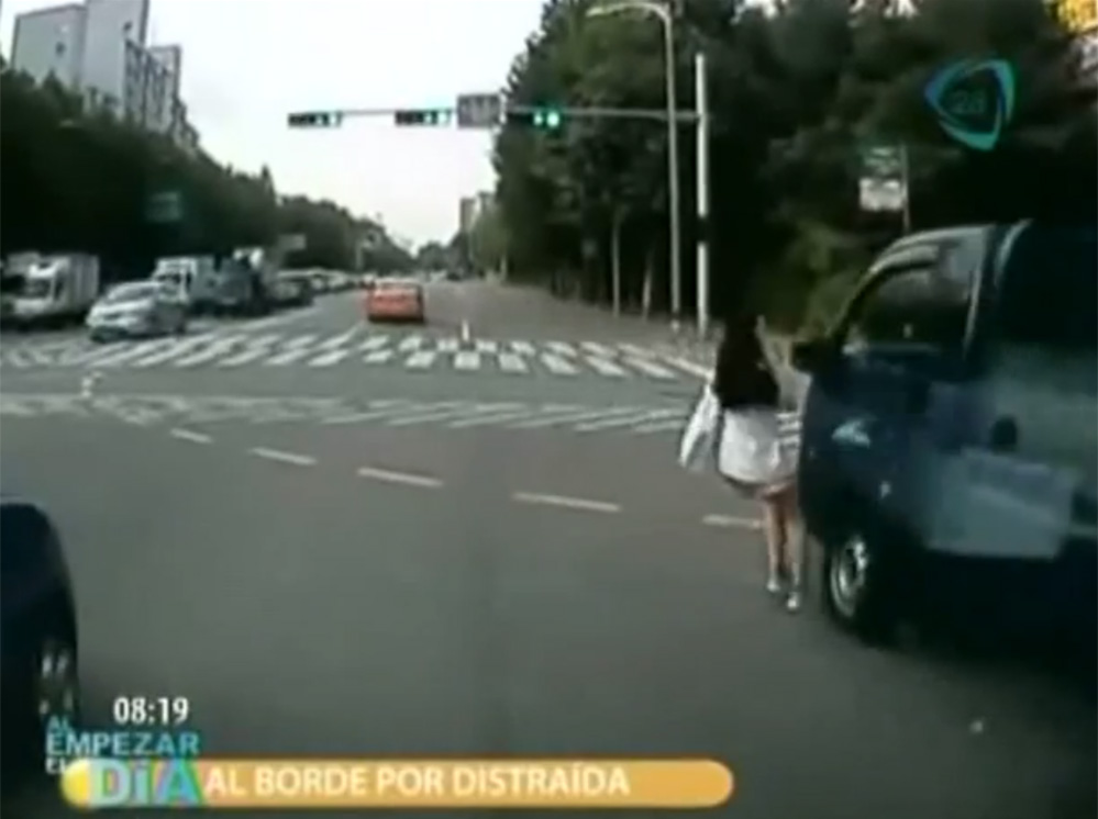 VIDEO: Joven cruzaba la calle y hablaba por celular; casi muere