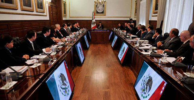 EPN analiza con gabinete primer informe y presupuesto de 2014