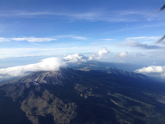 Nubes esconden a Don Goyo; mantiene expulsiones de ceniza y vapor de agua