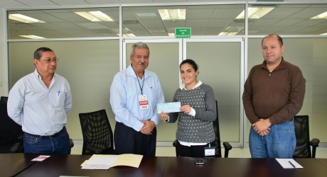 Recibe DIF Estatal donativo de la UV para la Cruz Roja Mexicana