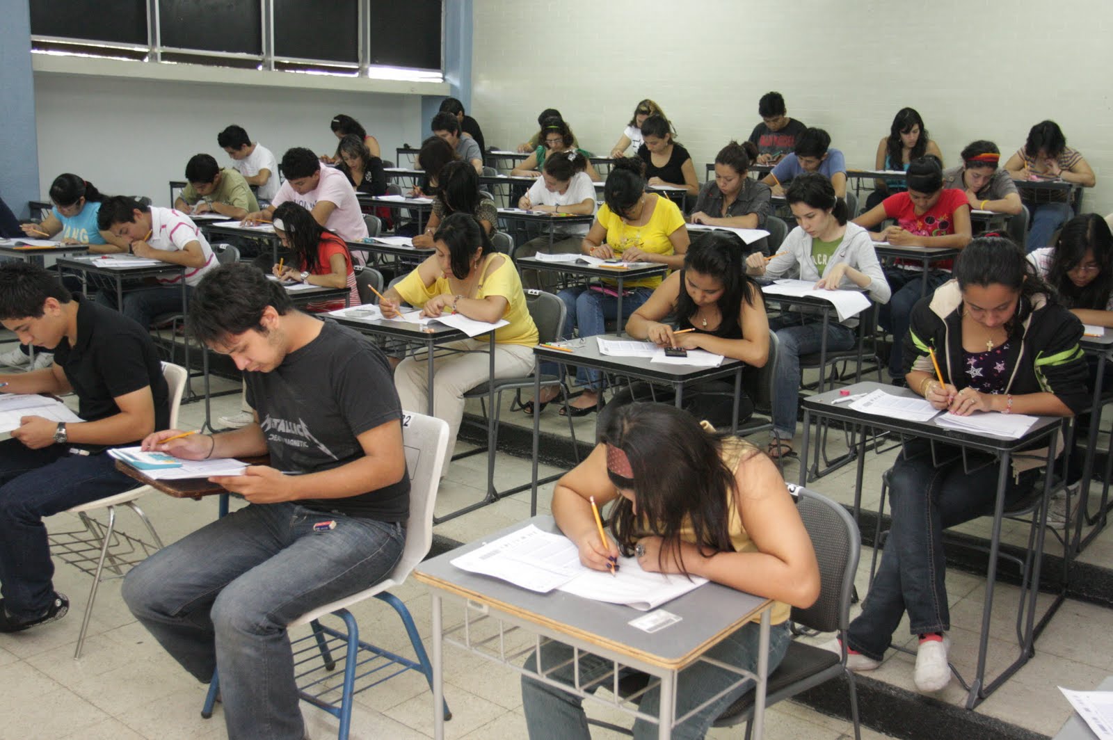 Aplica UV examen de salud integral a alumnos de nuevo ingreso para garantizar rendimiento académico