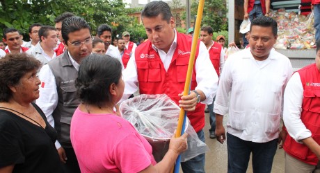 Entrega Sedesol apoyos a familias afectadas por el huracán Ingrid en Tecolutla