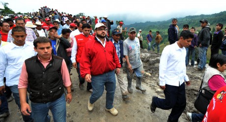 Recorre el gobernador Javier Duarte zona afectada por deslaves en Coscomatepec