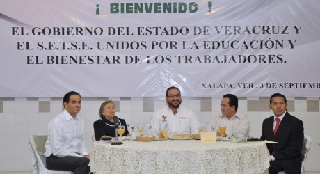 La estabilidad laboral de los maestros está garantizada: Javier Duarte