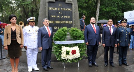 Monta Javier Duarte guardia de honor ante el monumento a Miguel Hidalgo y Costilla