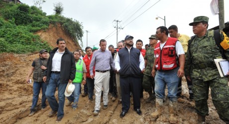 Recorre Javier Duarte zona afectada por deslave en Altotonga