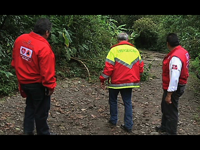 Grandes grietas parten a la localidad de Liquidámbar en Misantla; evacuan preventivamente a la población
