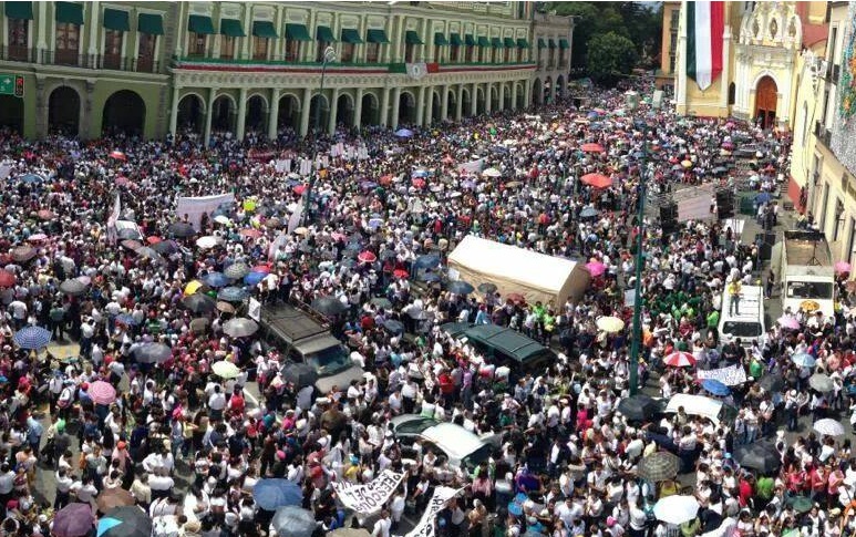 Maestros de todo el estado marchan en Xalapa