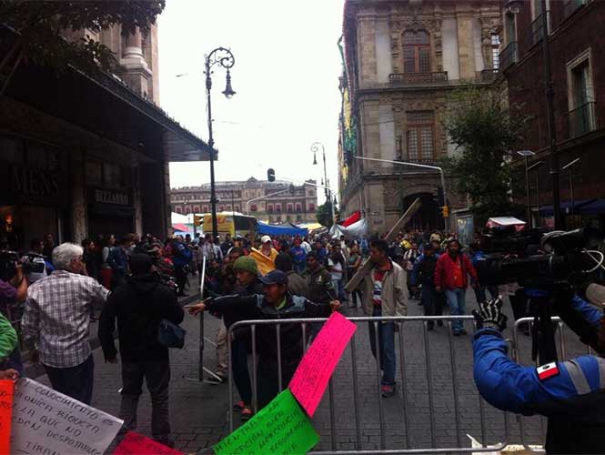 CNTE se atrinchera en el Zócalo; sección 22 se niega a irse