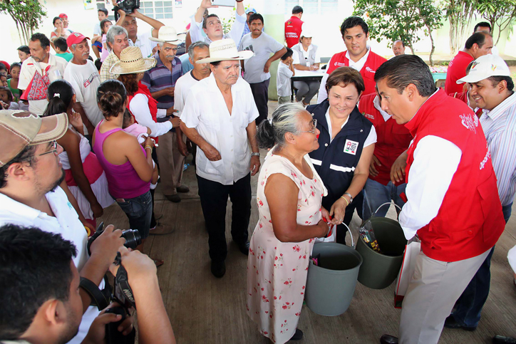 Brigadas federales y estatales apoyan a damnificados en Misantla