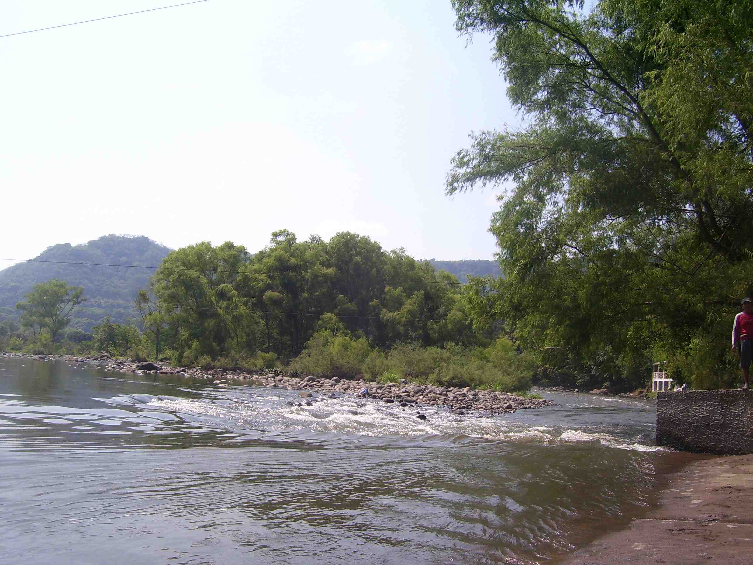Cada hora se monitorea el río La Antigua. En sus orillas se observan cientos de viviendas, pese a los exhortos de no construir en esas zonas