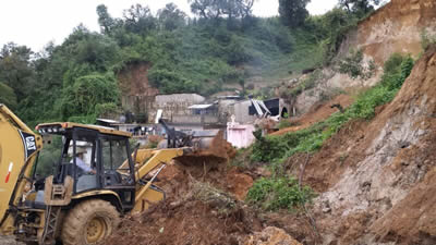 Dan de alta a cuatro heridos por derrumbe en Altotonga