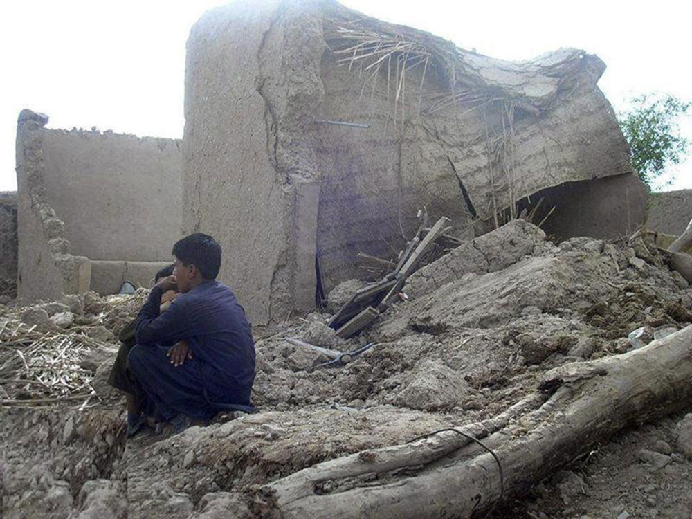 Reportan 327 muertos por sismo en Pakistán