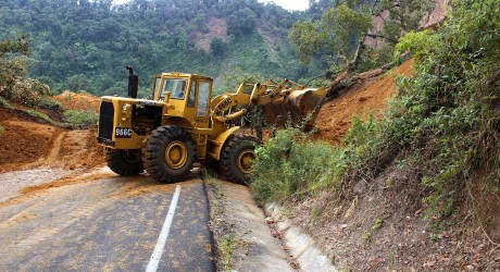 Continúan los trabajos para despejar caminos en Ixhuacán de los Reyes