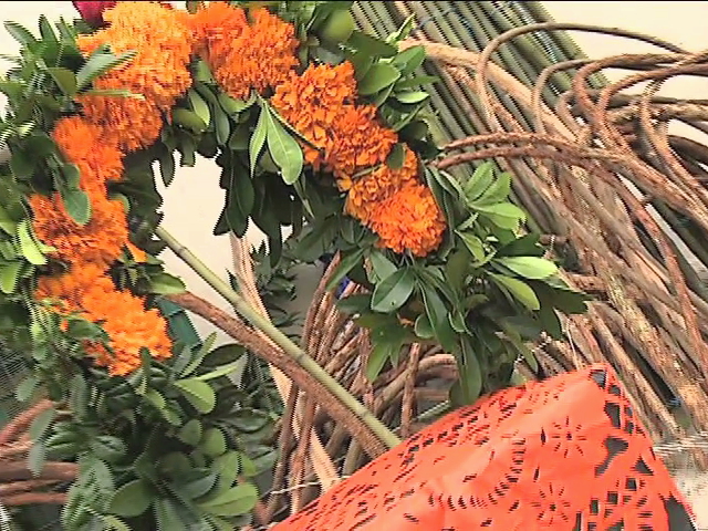 Comerciantes ofrecen altares adornados y platillos preparados para el Día de Muertos