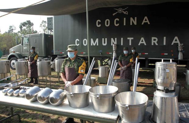 Sedena y Protección Civil apoyan a la población de Pánuco que aún se encuentran en albergues con cocina comunitaria