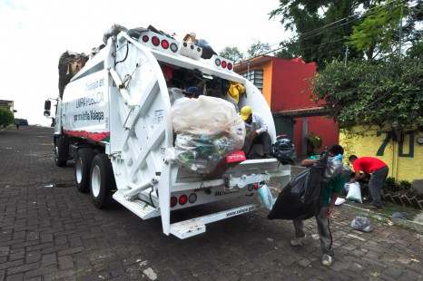 El Ayuntamiento de Xalapa dio a conocer este lunes que se regularizó el servicio de limpia pública