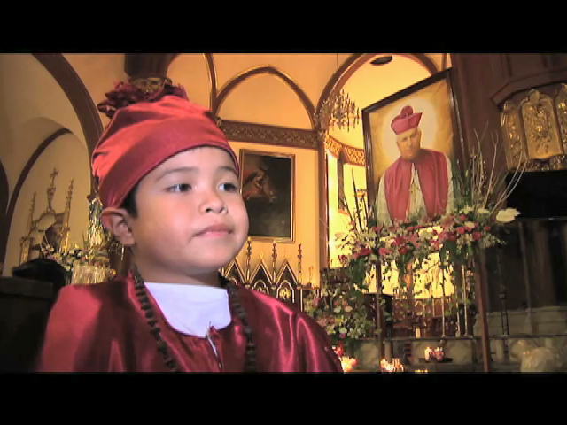 Fieles desbordan fervor por Guízar y Valencia; niño del milagro que lo elevó a los altares visita su tumba