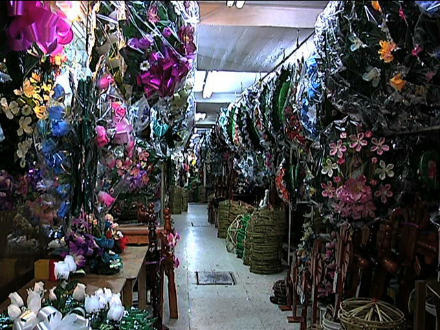 Elaboración de coronas en los mercados por la víspera de Día de Muertos