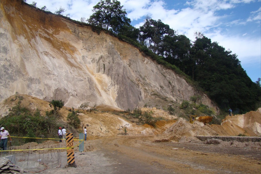 Derrumbe en Xixitla afecta a 15 familias de Barranca Nueva