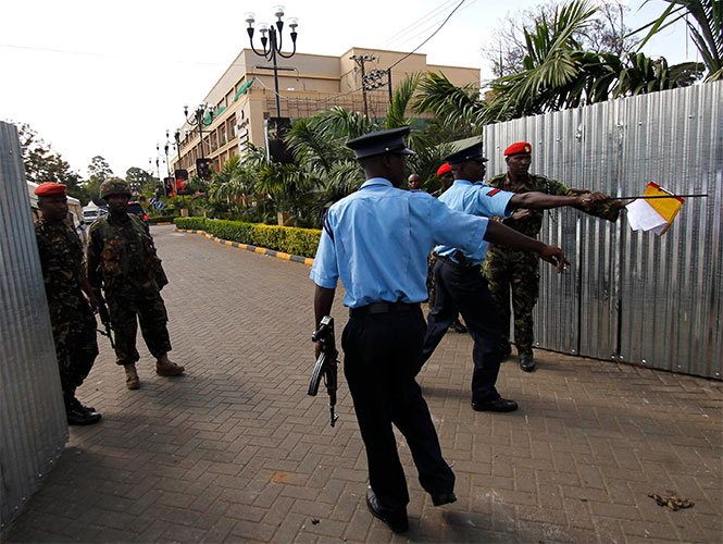 Hallan dos cadáveres en centro comercial atacado en Kenia