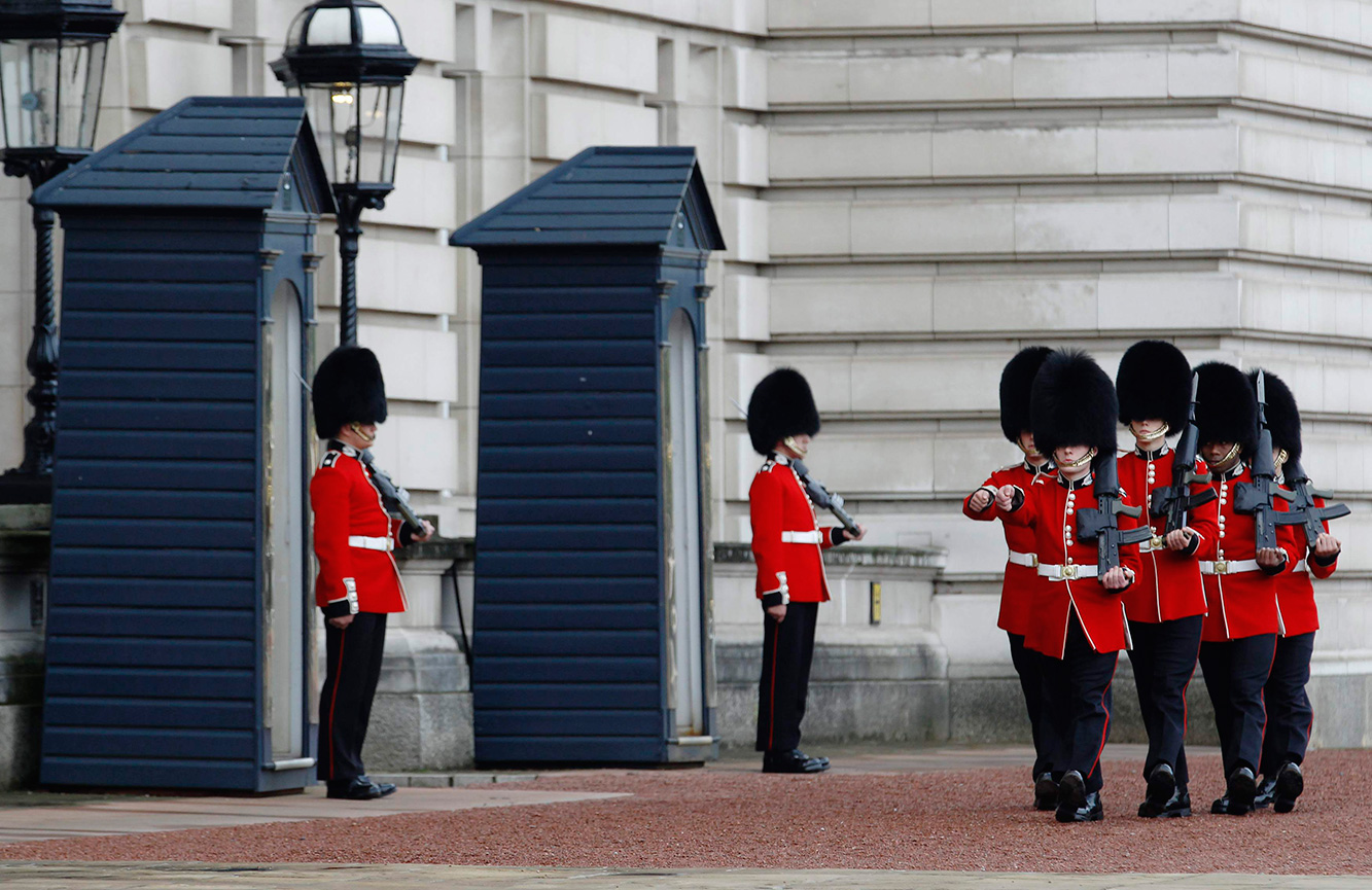 Arrestan a hombre que portaba un cuchillo en Buckingham
