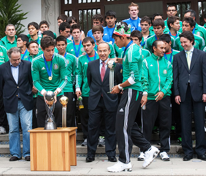 Felipe Calderón cuestiona desempeño de la Selección de Futbol