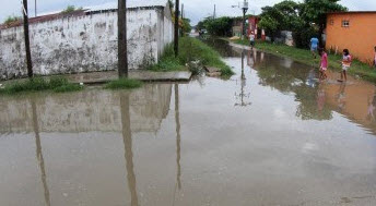 Azolvamiento afecta a colonias de Coatzacoalcos