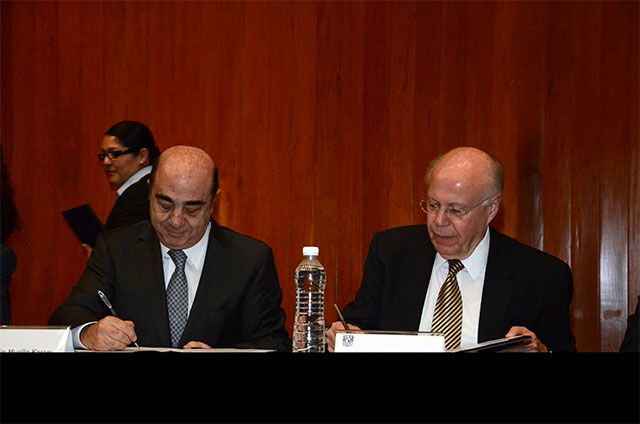 Inaugura Murillo Karam carrera forense en la UNAM