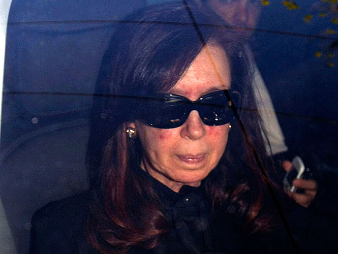 Pese a evolución, Cristina Fernández sigue en terapia intensiva