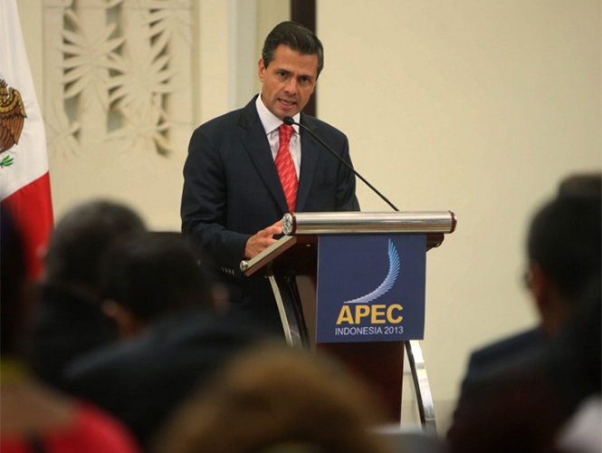 Peña Nieto inicia regreso tras su participación en reunión de la APEC