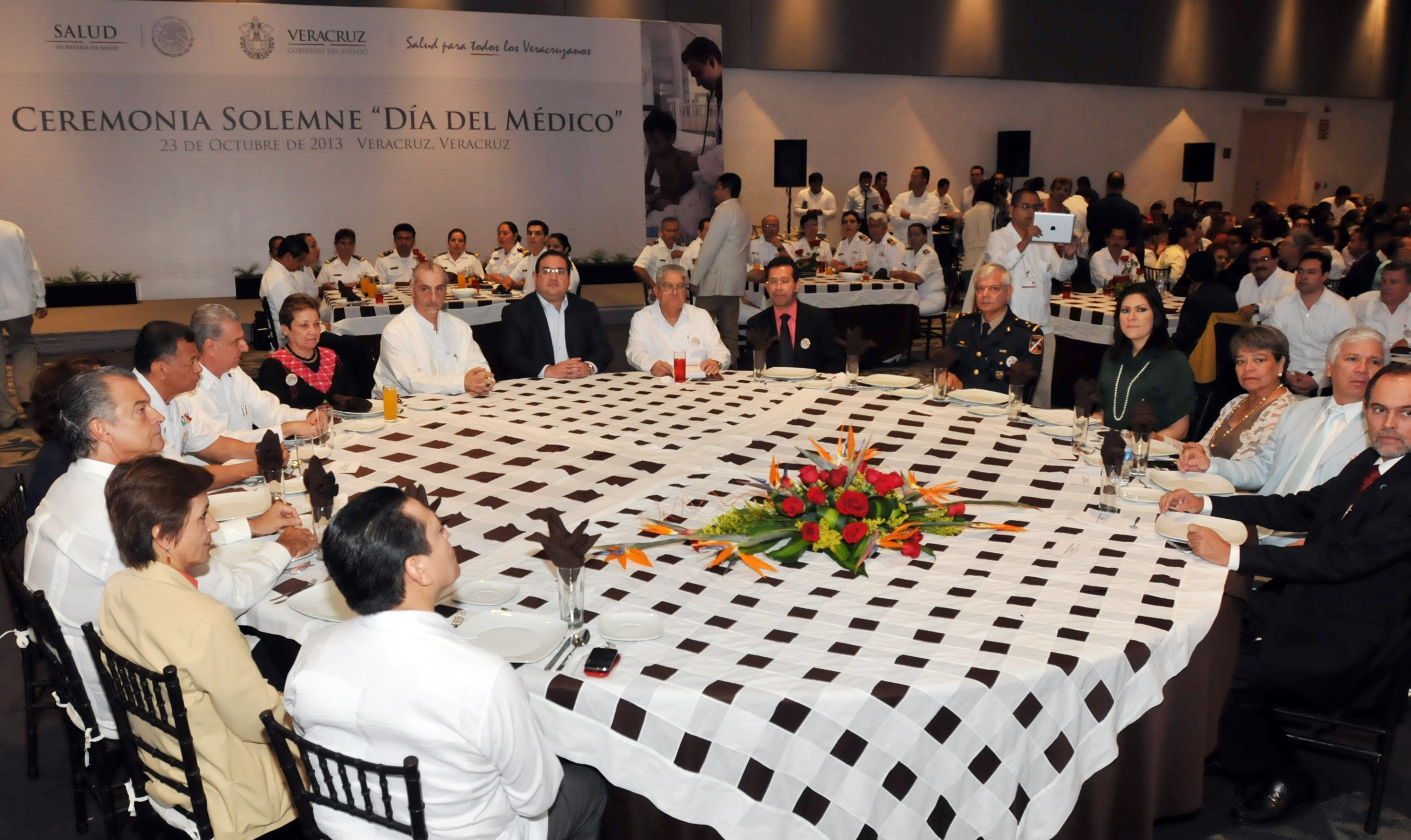 Reconoce el gobernador Javier Duarte labor de los médicos veracruzanos en su día