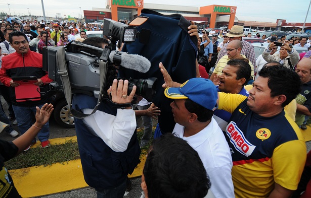 Maestros arremeten de nuevo contra periodistas; impiden cobertura de marcha en autopista Veracruz-Cardel