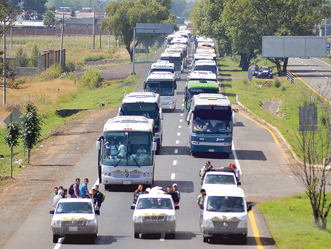 Maestros inmovilizan a estados; inician paro en Michoacán