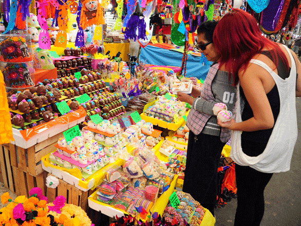 Mercado Morelos de Coatzacoalcos conserva tradición de Día de Muertos en el sur del estado