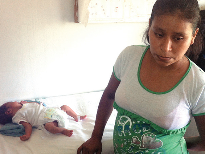 Separan a médicos en Oaxaca por caso de mujer que dio a luz en patio