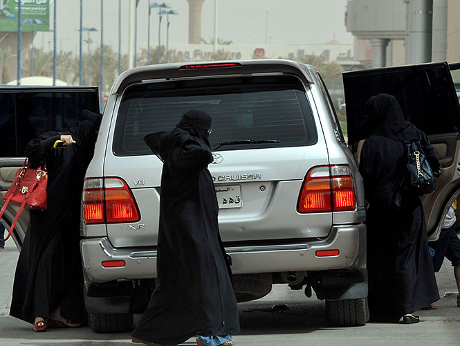 Prohíben a mujeres en Arabia obtener permiso de conducir