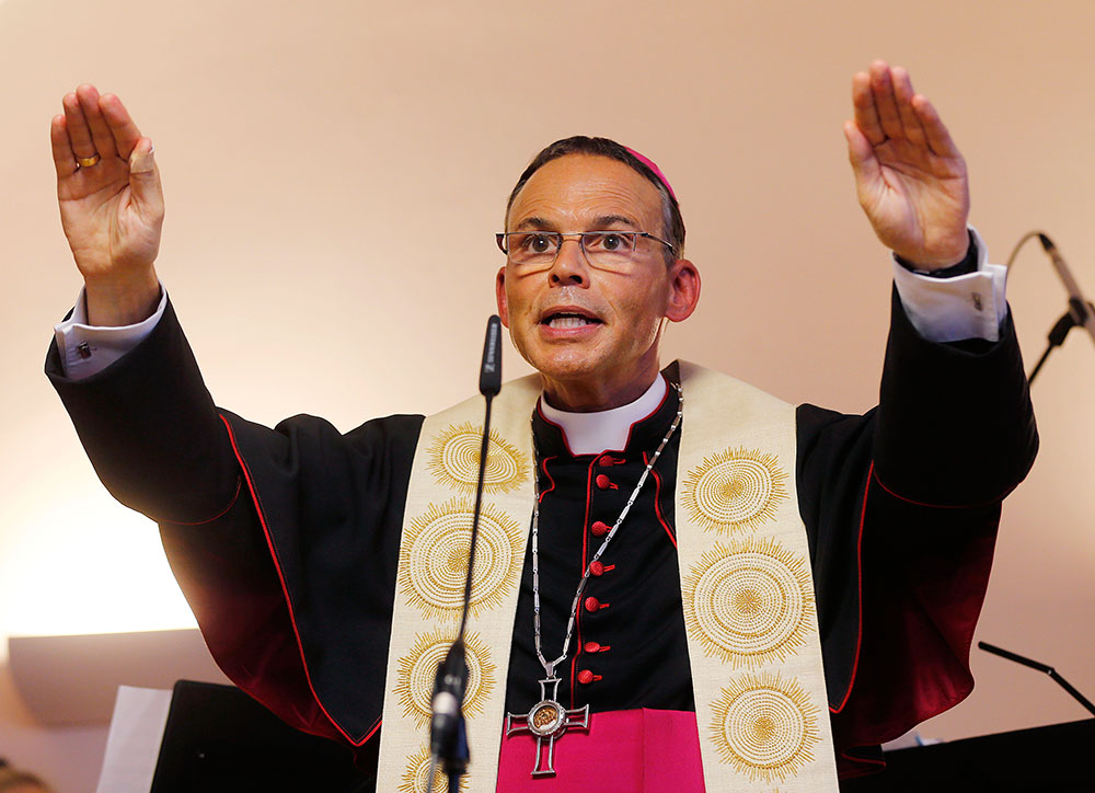 Suspende el Papa a ‘obispo de lujo’ tras escándalo de despilfarro