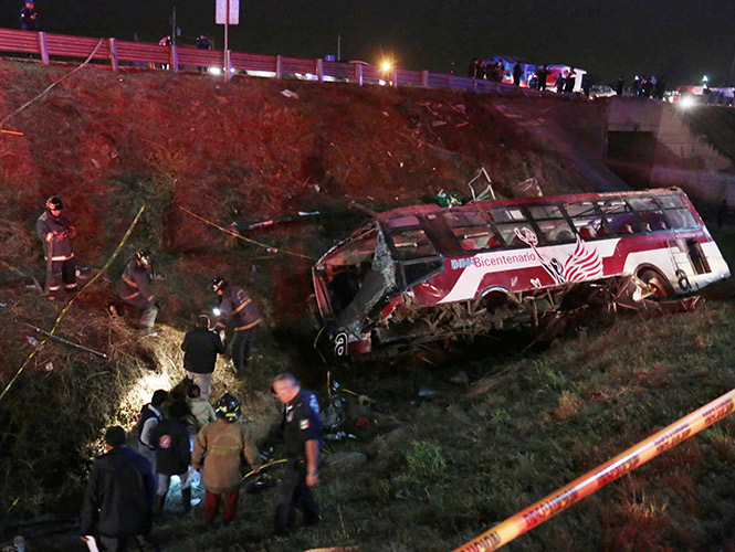 Volcadura de autobús urbano en Puebla deja un muerto y 60 heridos