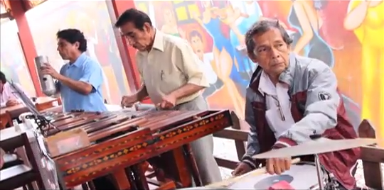 Algunos músicos siguen tocando en las calles, aunque con menos remuneración