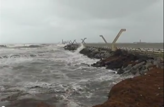 En el puerto de Coatzacoalcos, se cerró el paso a la navegación de embarcaciones mayores y menores, a raíz de los fuertes vientos y la marejada