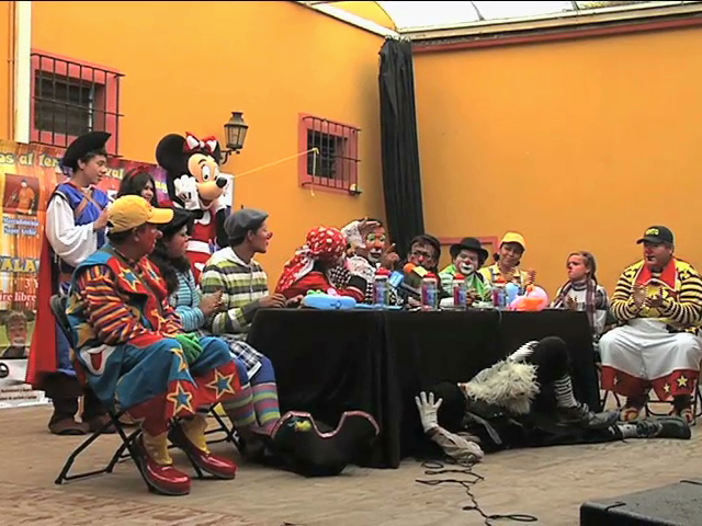 Payasos de Veracruz piden tolerancia en el malecón durante vacaciones de Semana Santa